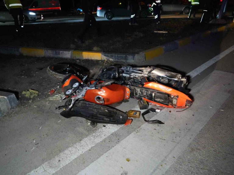 Kavşakta otomobille çarpışan motosikletin sürücüsü hayatını kaybetti