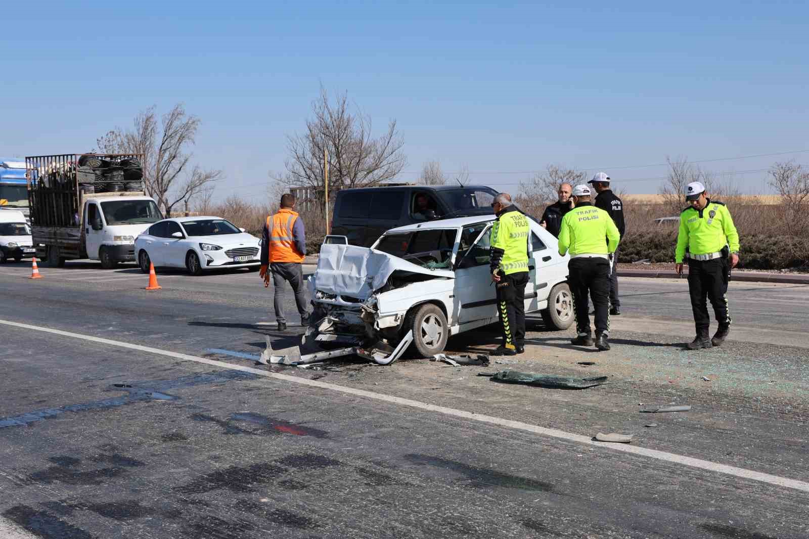 Kırmızı ışıkta bekleyen araca çarpan otomobilin sürücüsü ve eşi hayatını kaybetti
