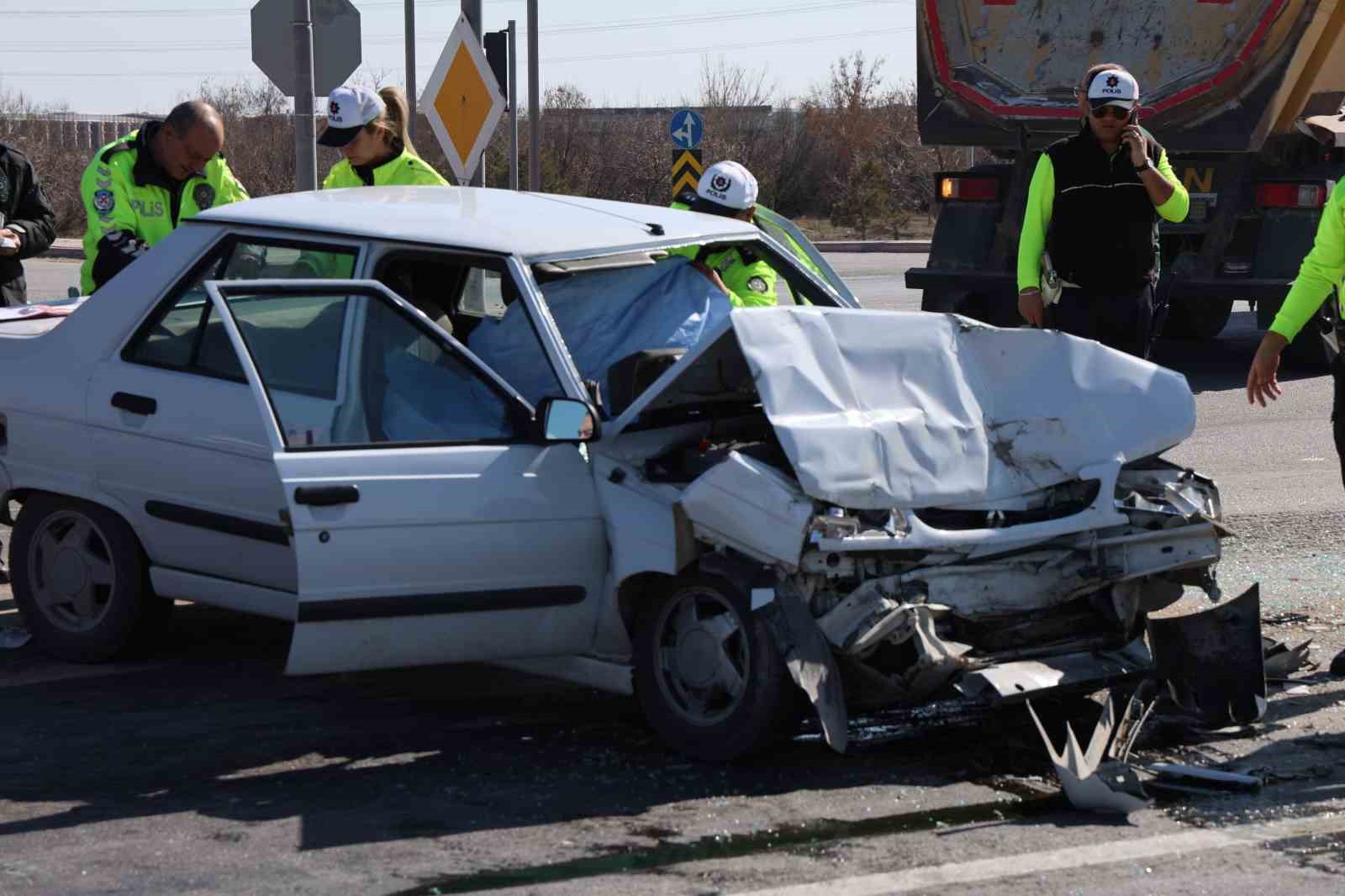 Kırmızı ışıkta bekleyen araca çarpan otomobilin sürücüsü ve eşi hayatını kaybetti
