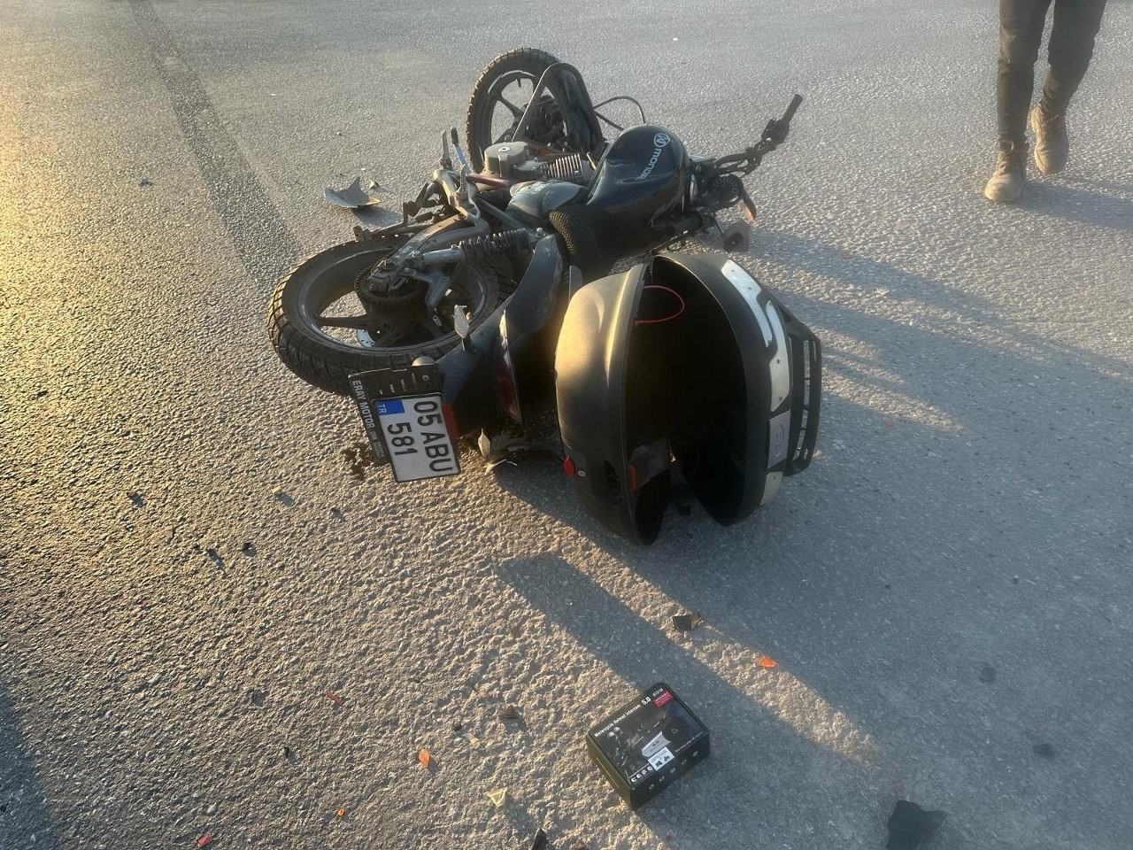 Kırmızı ışıkta geçen motosiklet, otomobille çarpıştı: 1 yaralı
