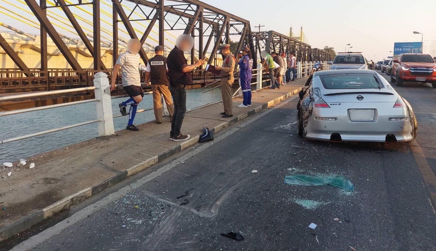 Kızgın sürücü aracıyla otomobile vurup köprüden nehre uçtu: 2 ölü
