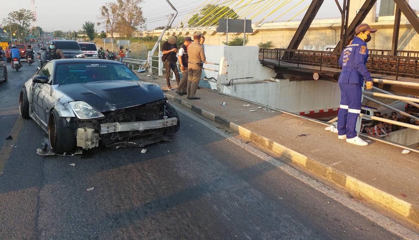 Kızgın sürücü aracıyla otomobile vurup köprüden nehre uçtu: 2 ölü
