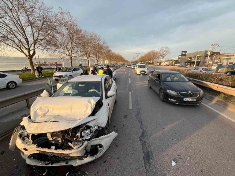 Kocaeli’de üç otomobil zincirleme kazaya karıştı: 4 yaralı