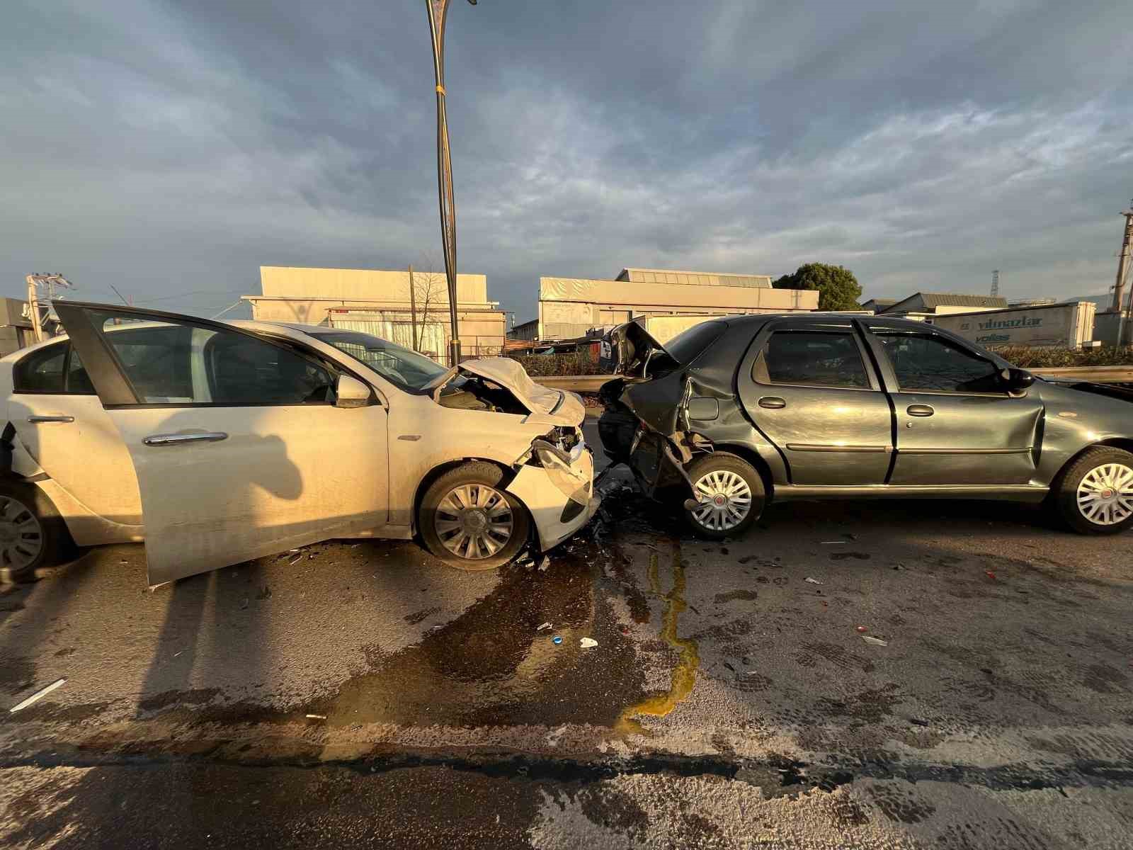 Kocaeli’de üç otomobil zincirleme kazaya karıştı: 4 yaralı
