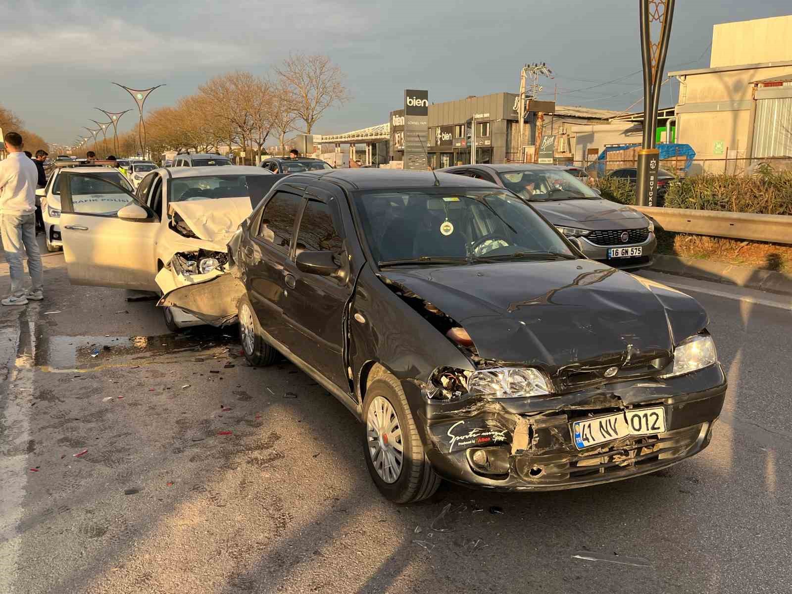 Kocaeli’de üç otomobil zincirleme kazaya karıştı: 4 yaralı
