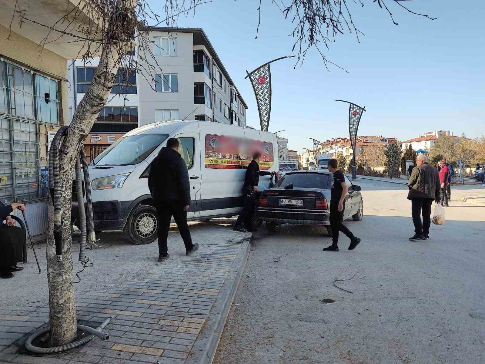 Konya’da otomobil ile minibüs çarpıştı: 2 yaralı