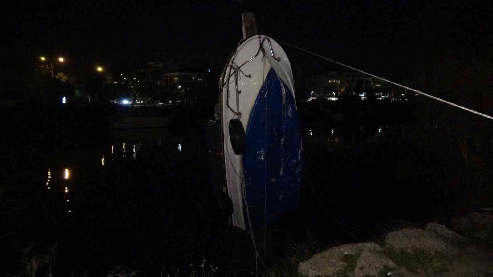 Manavgat Irmağı’nda batan tekneye vinçli kurtarma
