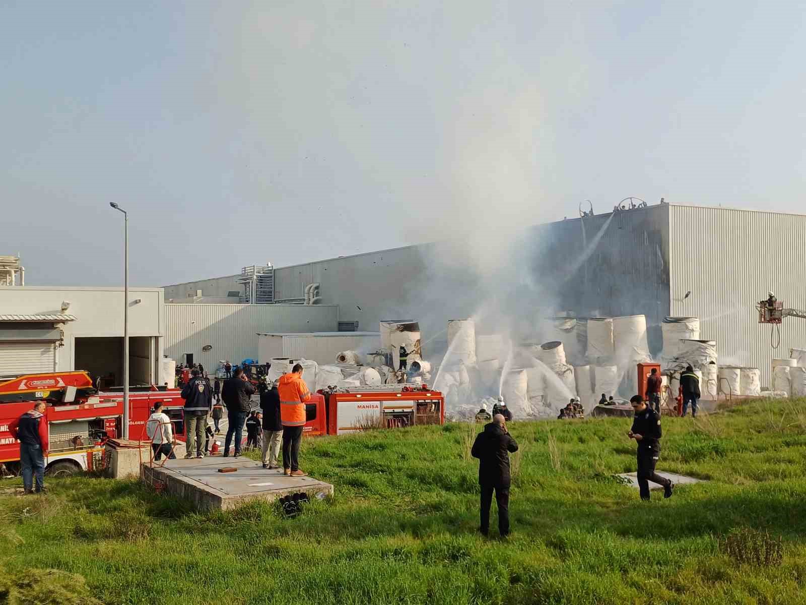 Manisa OSB’deki İpek kağıt fabrikasında çıkan yangın söndürüldü
