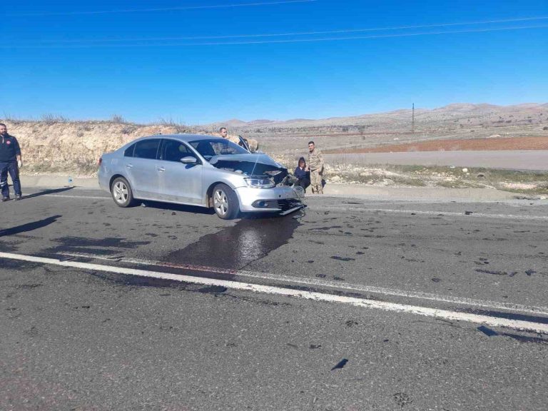 Mardin’de otomobil ile hafif ticari araç çarpıştı: 3 yaralı