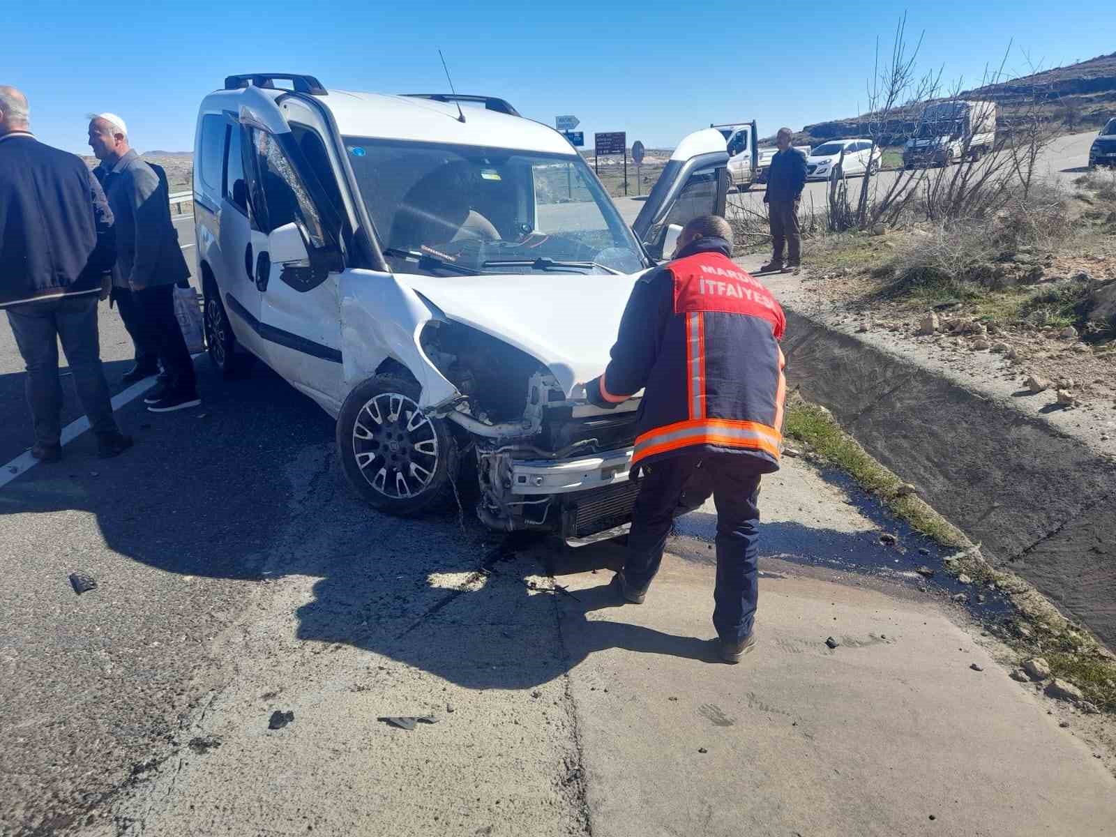Mardin’de otomobil ile hafif ticari araç çarpıştı: 3 yaralı
