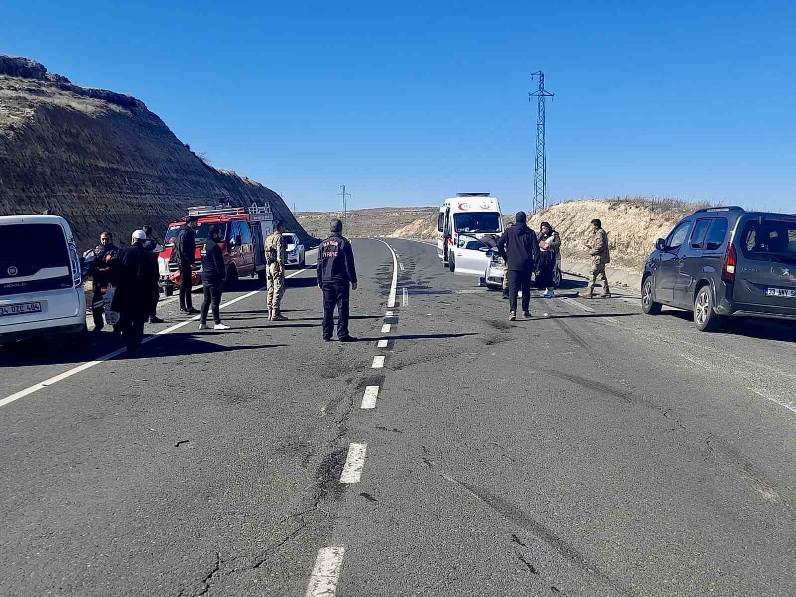 Mardin’de otomobil ile hafif ticari araç çarpıştı: 3 yaralı
