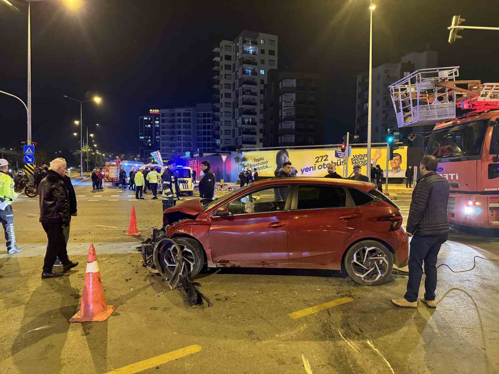 Mersin’de ambulans ile otomobil çarpıştı: 1’i ağır 7 yaralı
