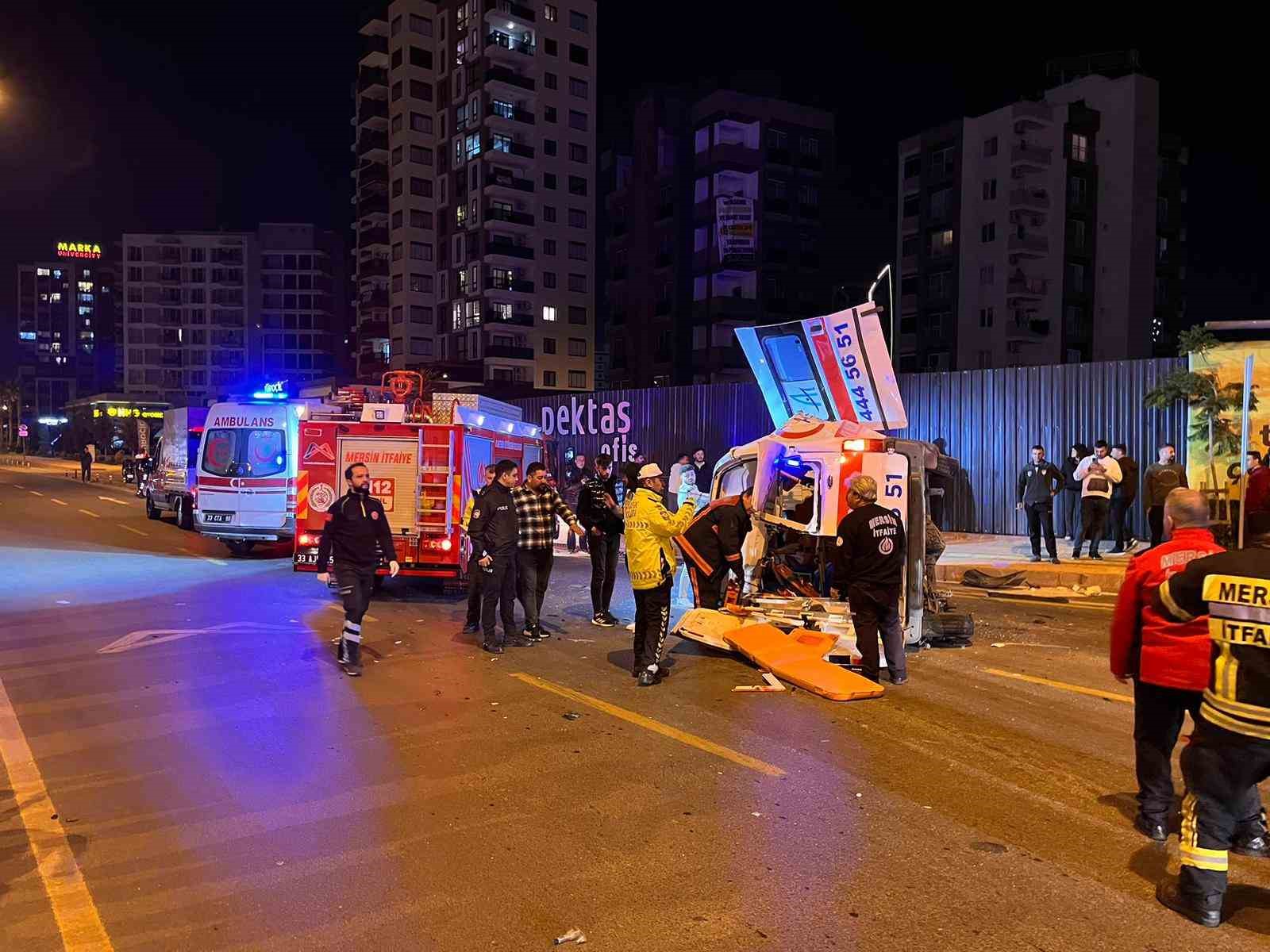 Mersin’de ambulans ile otomobil çarpıştı: 1’i ağır 7 yaralı
