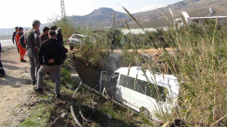 Mersin’de yolcu minibüsü ile otomobil çarpıştı: 1 ölü, 13 yaralı