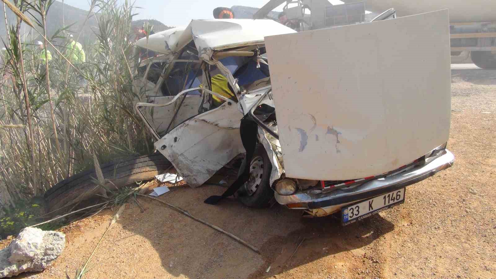 Mersin’de yolcu minibüsü ile otomobil çarpıştı: 1 ölü, 13 yaralı
