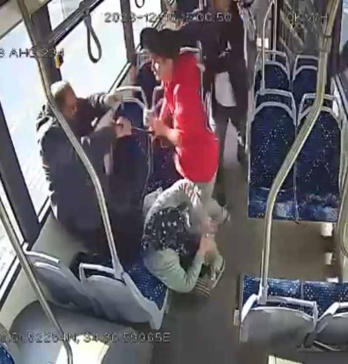 Okul müdürü ve oğlunun, otobüste yaşlı çifti darp etme görüntüleri ortaya çıktı
