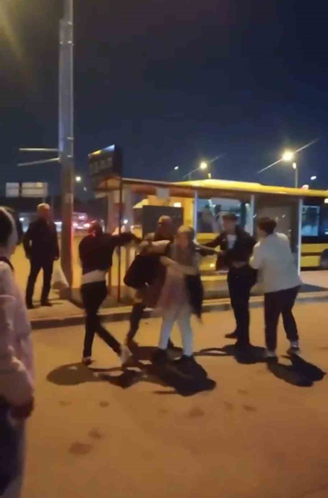 Otobüs şoförüyle yolcu arasında kavga çıktı, cadde ringe döndü
