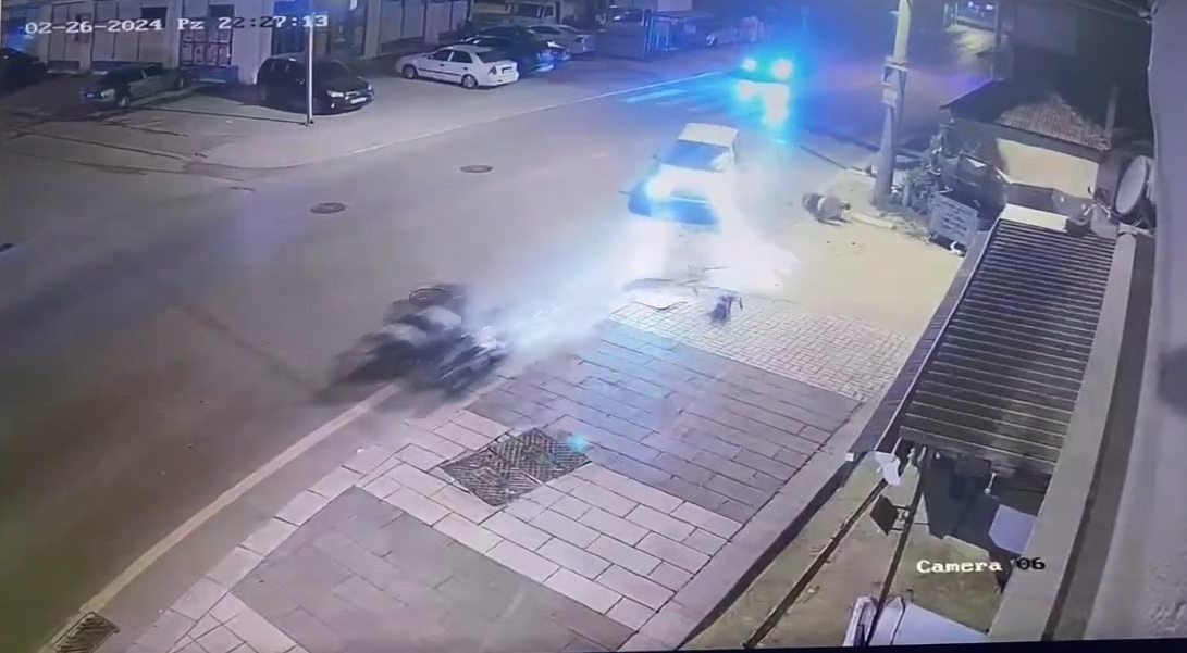 Otomobil ile motosiklet kafa kafaya çarpıştı: Kaza anı kamerada
