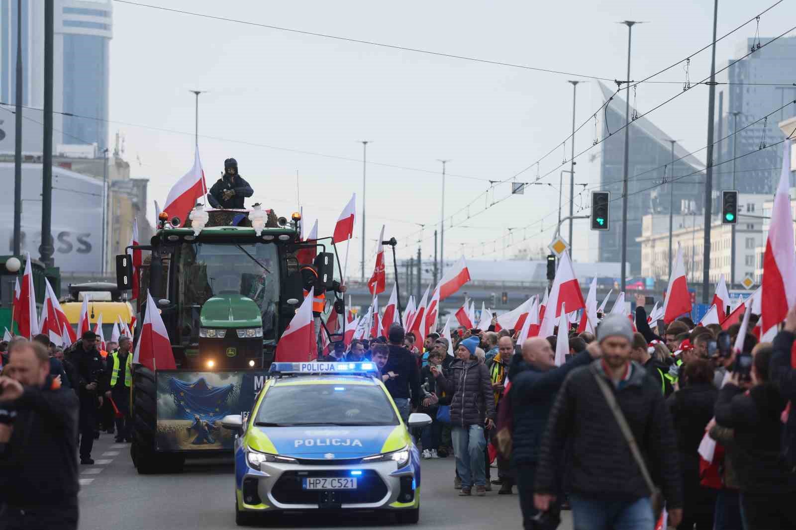 Polonyalı çiftçiler AB’nin tarım politikalarını ve Ukrayna’dan yapılan ithalatı protesto etti
