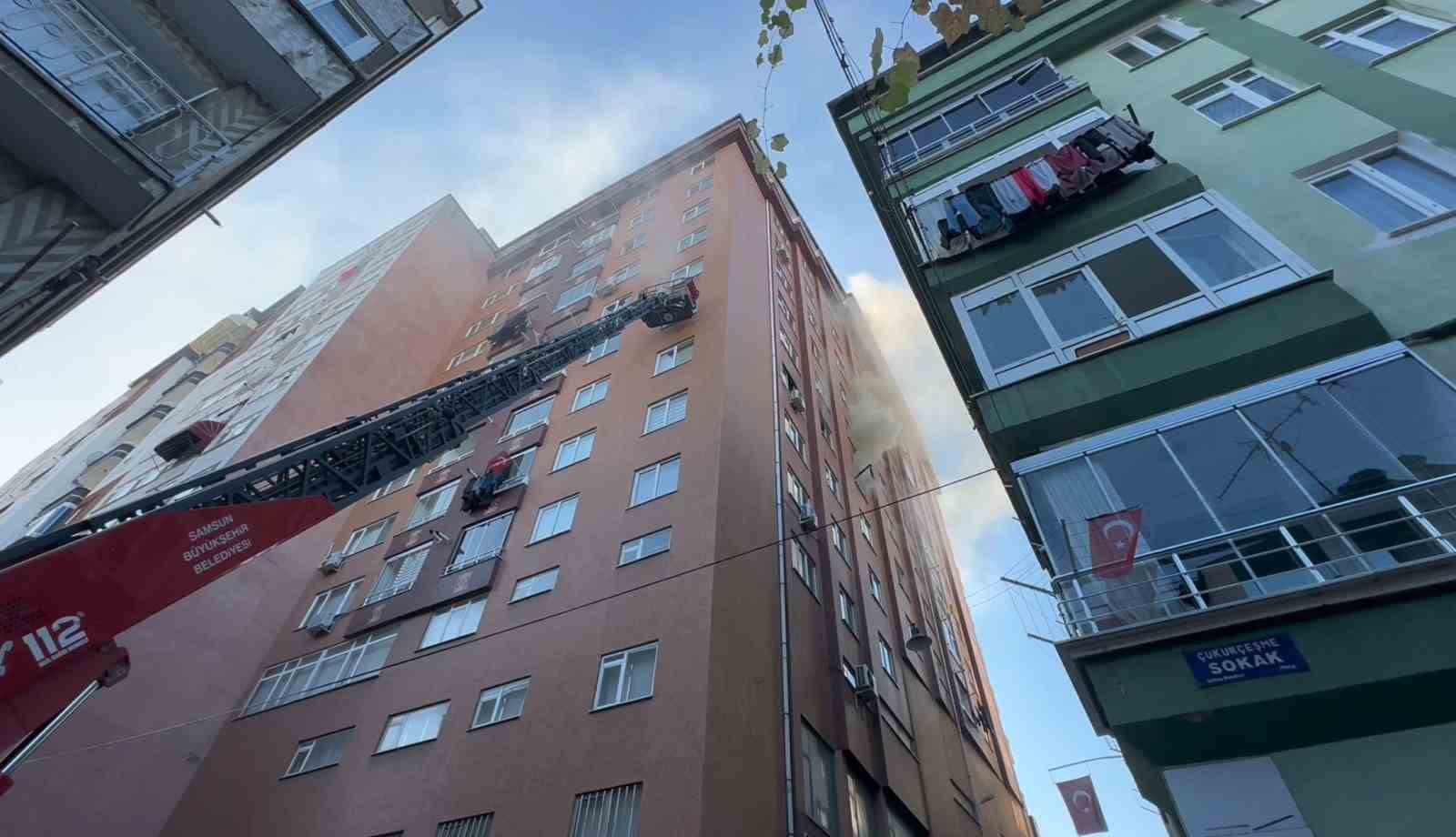 Samsun’da 8 katlı apartmanda yangın: 3 kişi dumandan etkilendi

