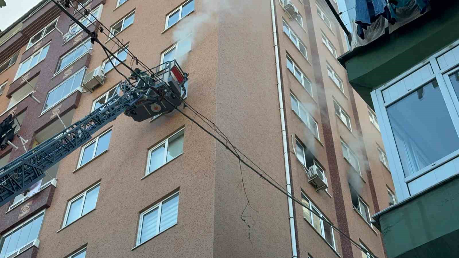 Samsun’da 8 katlı apartmanda yangın: 3 kişi dumandan etkilendi
