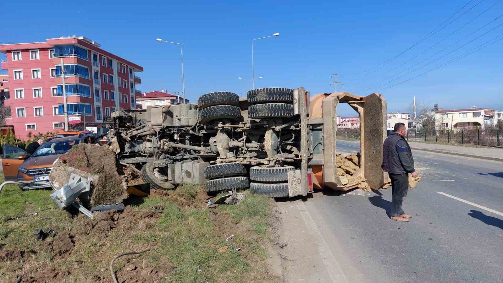 Samsun’da kavşakta kamyon ile otomobil çarpıştı: 2 yaralı

