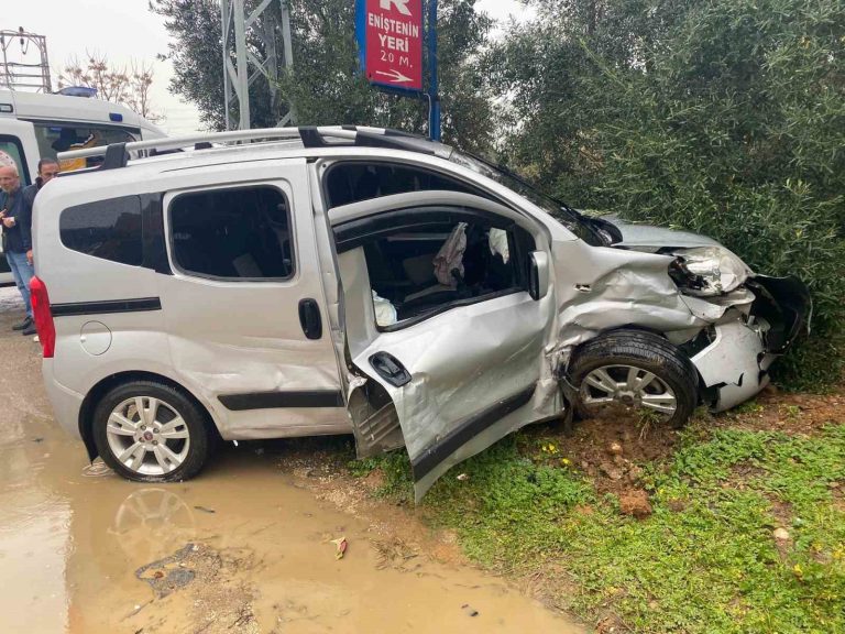 Serik’te iki otomobil çarpıştı, anne ve oğlu yaralandı