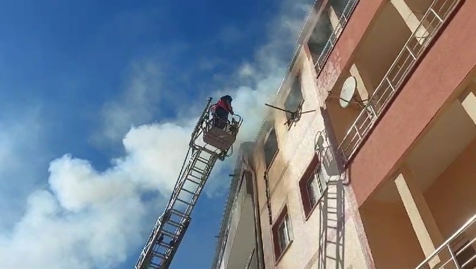 Sivas’ta ev yangını, dumandan etkilenen 3 kişi kurtarıldı