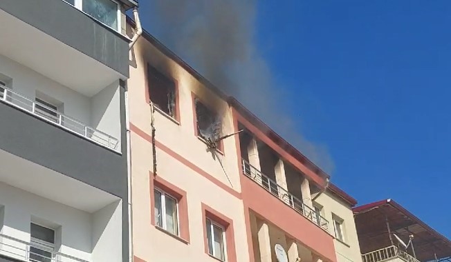 Sivas’ta ev yangını, dumandan etkilenen 3 kişi kurtarıldı
