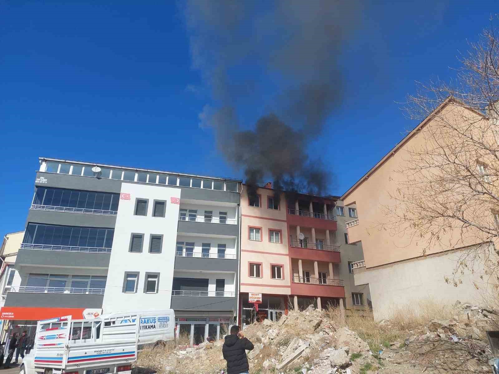 Sivas’ta ev yangını, dumandan etkilenen 3 kişi kurtarıldı
