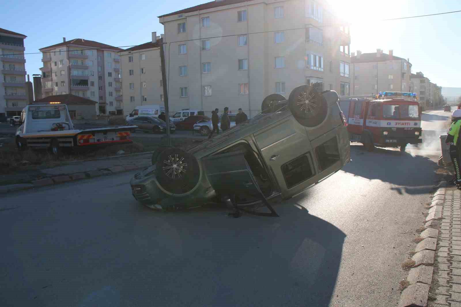 Sivas’ta hafif ticari araç ile otomobil çarpıştı: 2 yaralı
