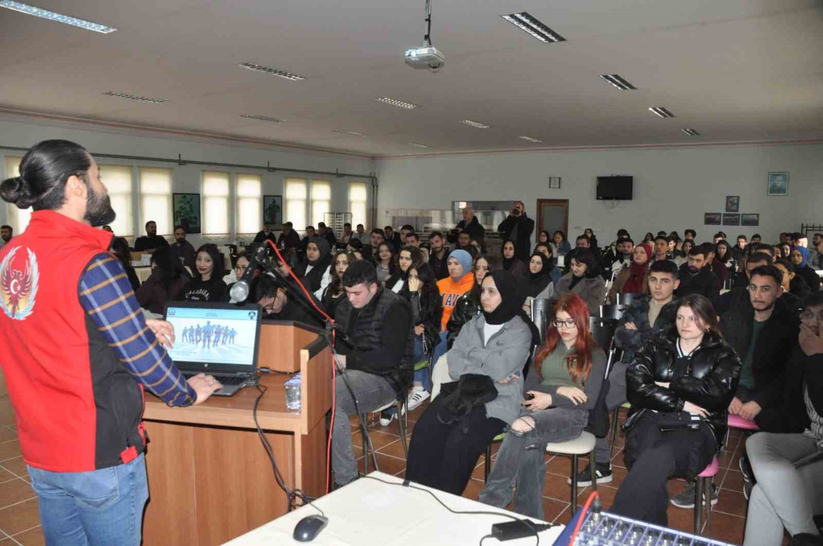 Üniversiteli gençlere terör örgütlerinin tuzak kurma yöntemleri anlatıldı
