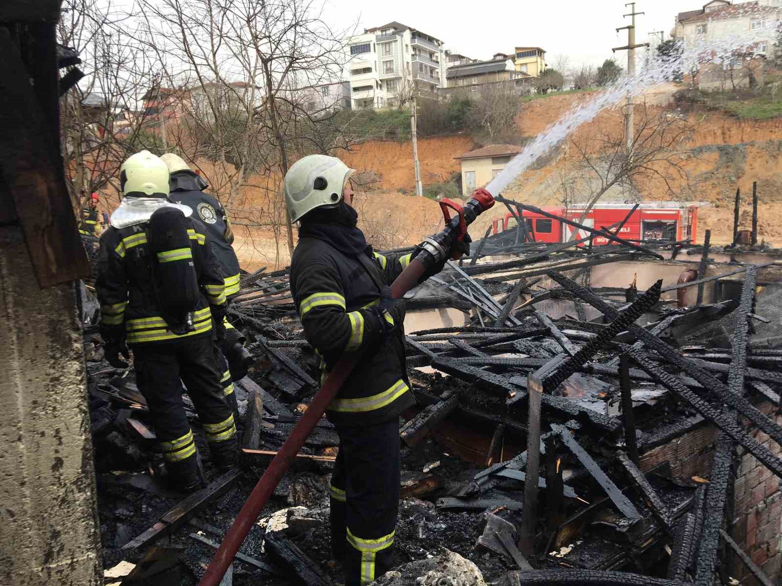 Yangın faciası: Baba ve oğlunun evleri küle döndü
