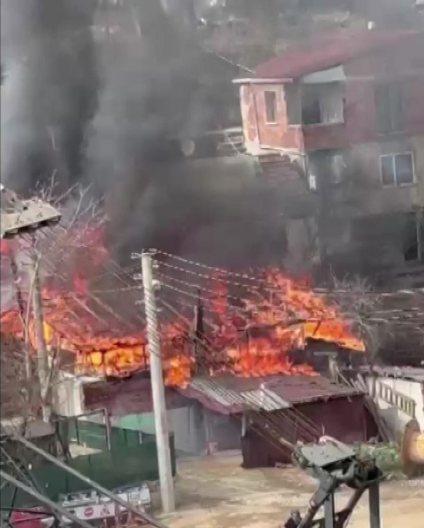 Yangın faciası: Baba ve oğlunun evleri küle döndü

