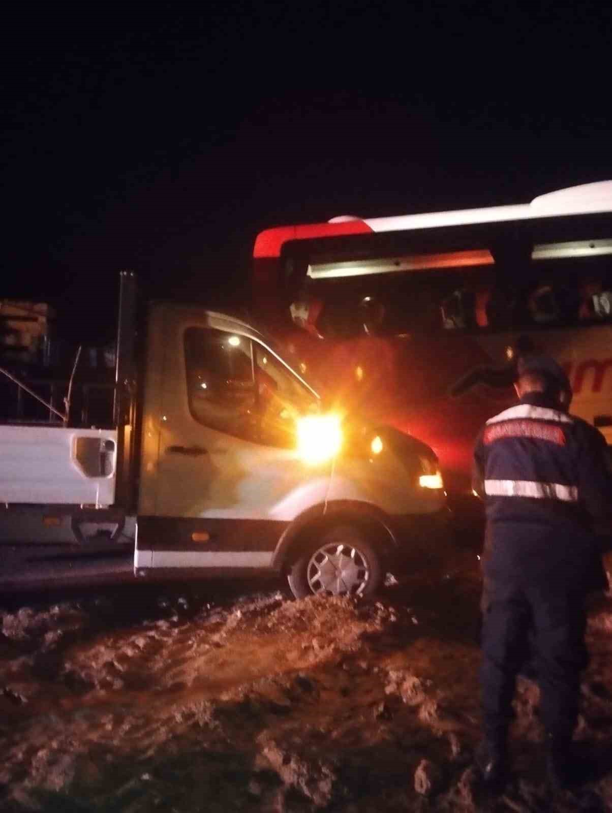 Yola düşen aydınlatma direğine çarpan otobüs kaza yaptı: 2 ölü
