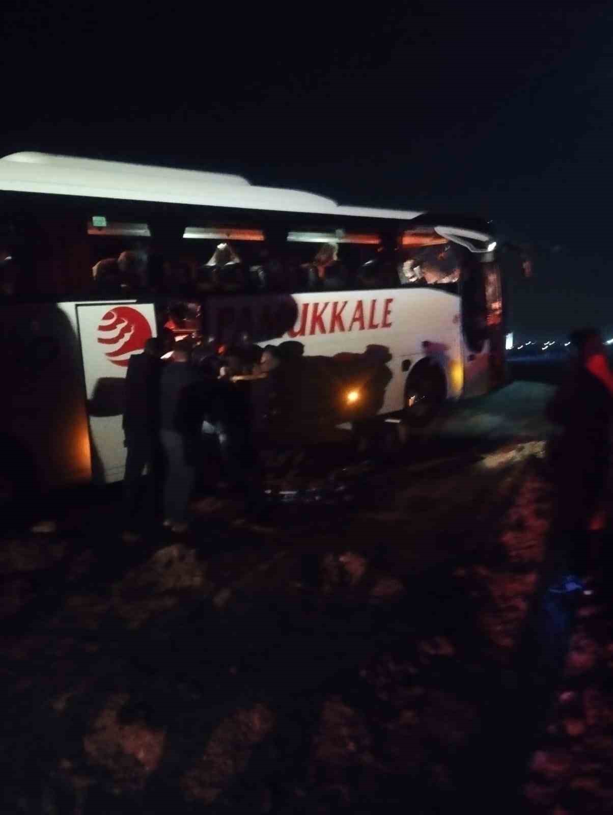 Yola düşen aydınlatma direğine çarpan otobüs kaza yaptı: 2 ölü
