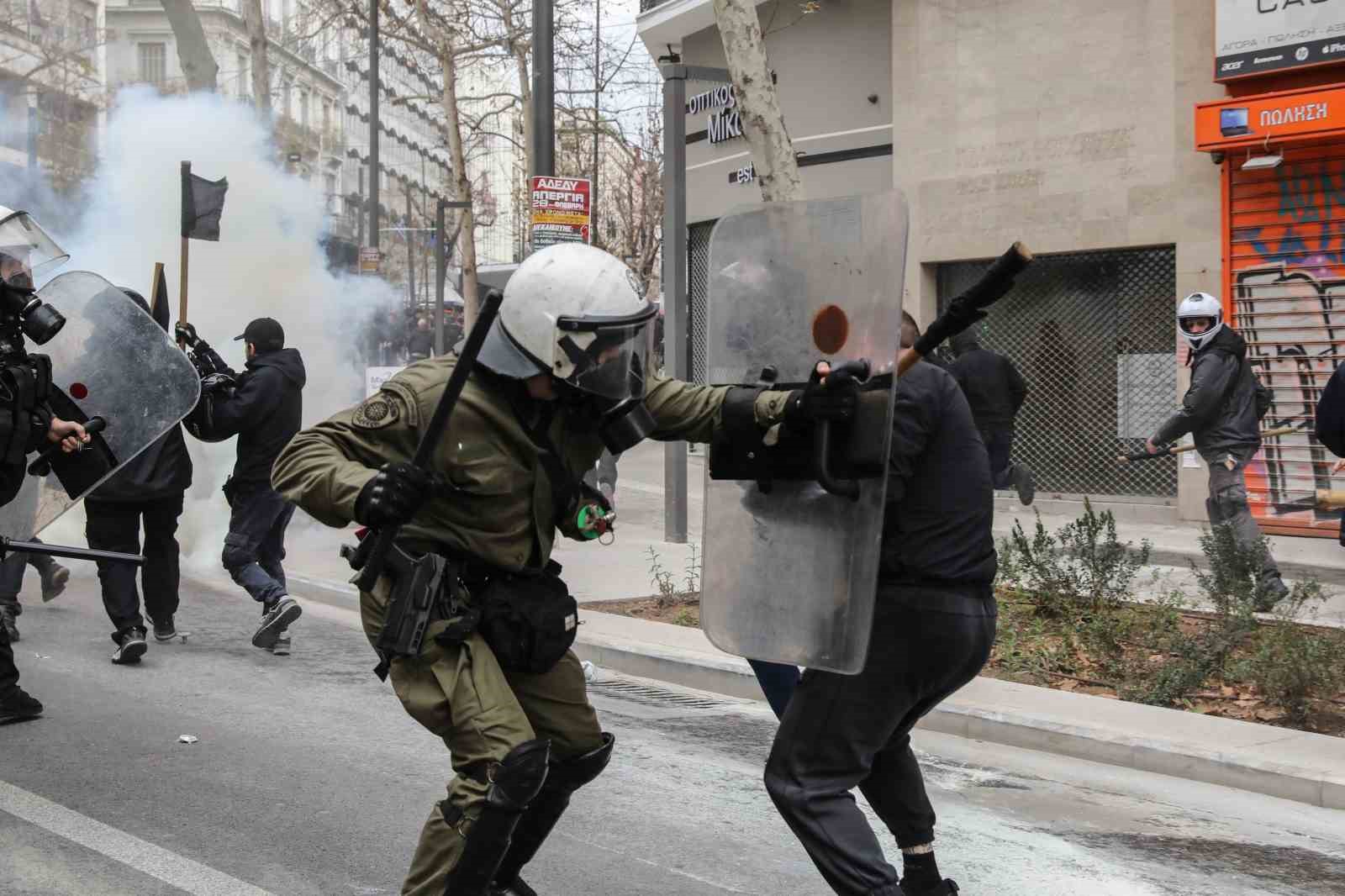 Yunanistan’daki tren faciasının yıl dönümünde binlerce kişi sokaklara döküldü
