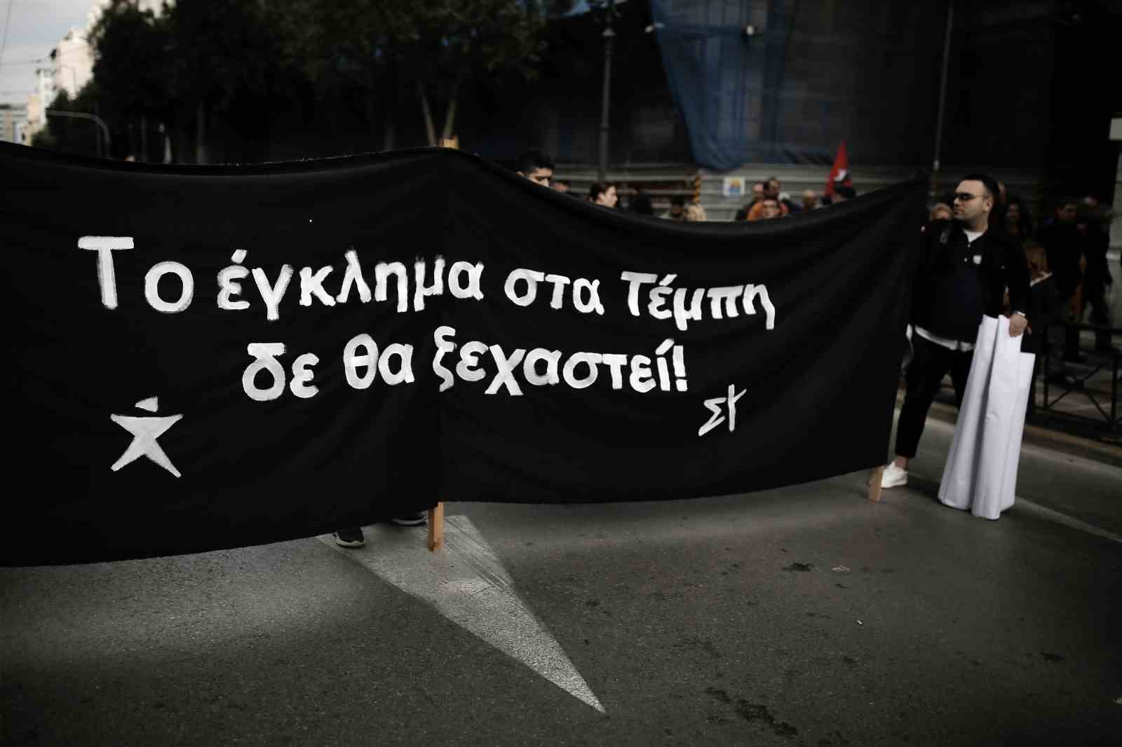 Yunanistan’daki tren faciasının yıl dönümünde binlerce kişi sokaklara döküldü
