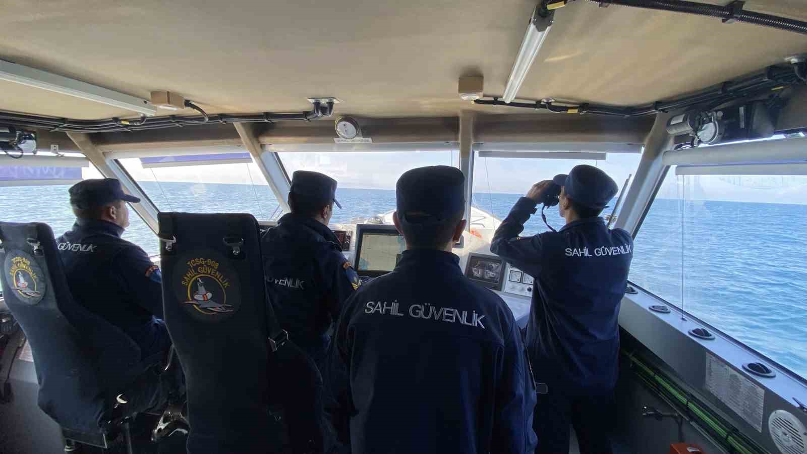 22 düzensiz göçmenin hayatını kaybettiği bot faciasında arama kurtarma çalışmaları 2’nci gün de devam ediyor

