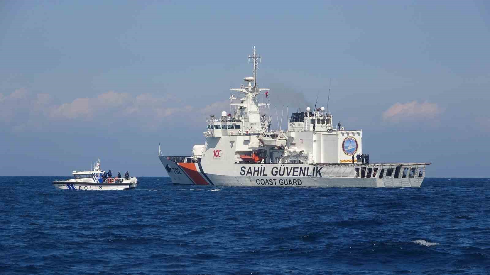 22 düzensiz göçmenin hayatını kaybettiği bot faciasında arama kurtarma çalışmaları 2’nci gün de devam ediyor
