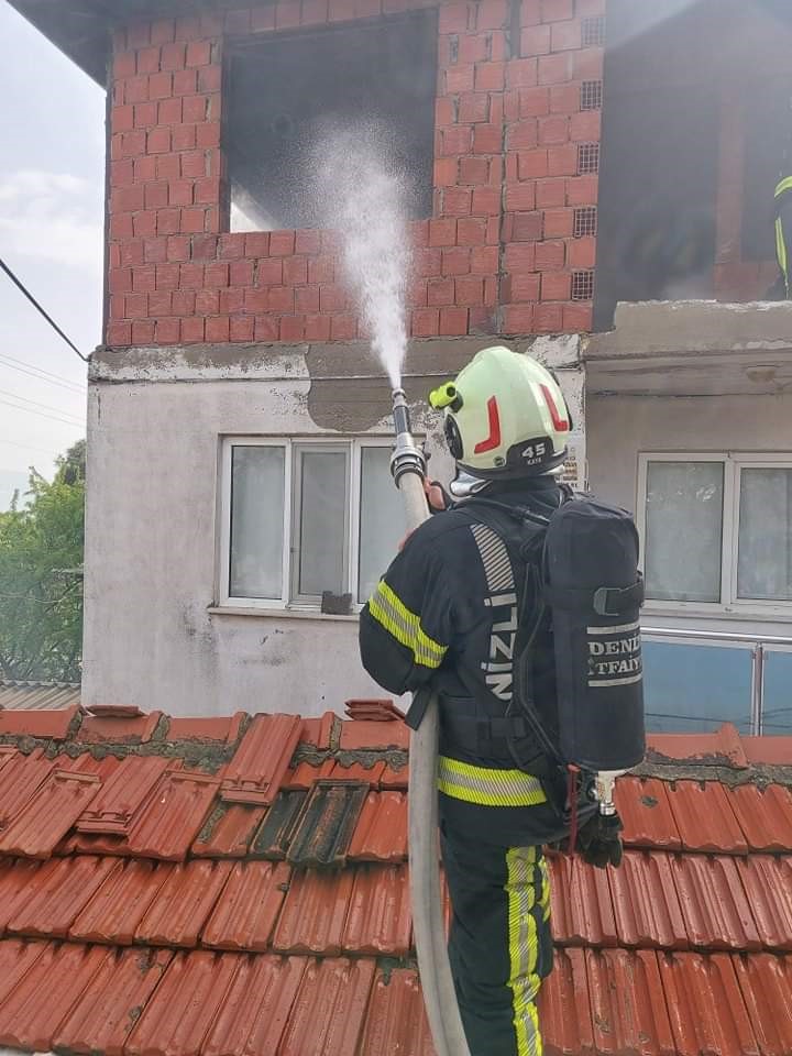 3 katlı binanın çatı katı alevlere teslim oldu
