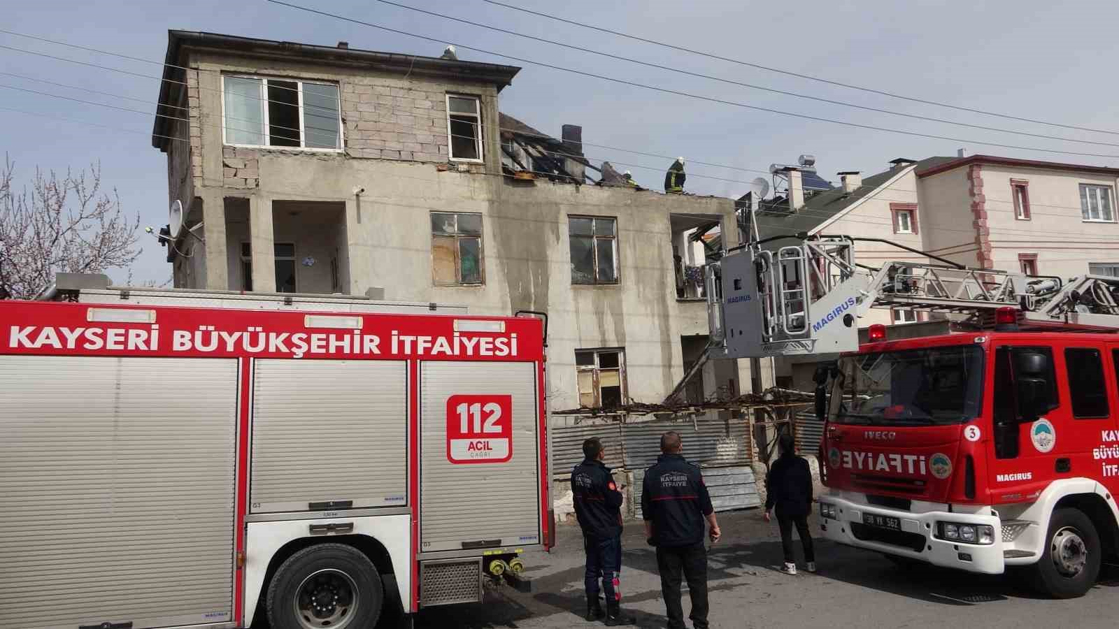 3 katlı ikametin çatı katı yandı: 1 kişi dumandan etkilendi
