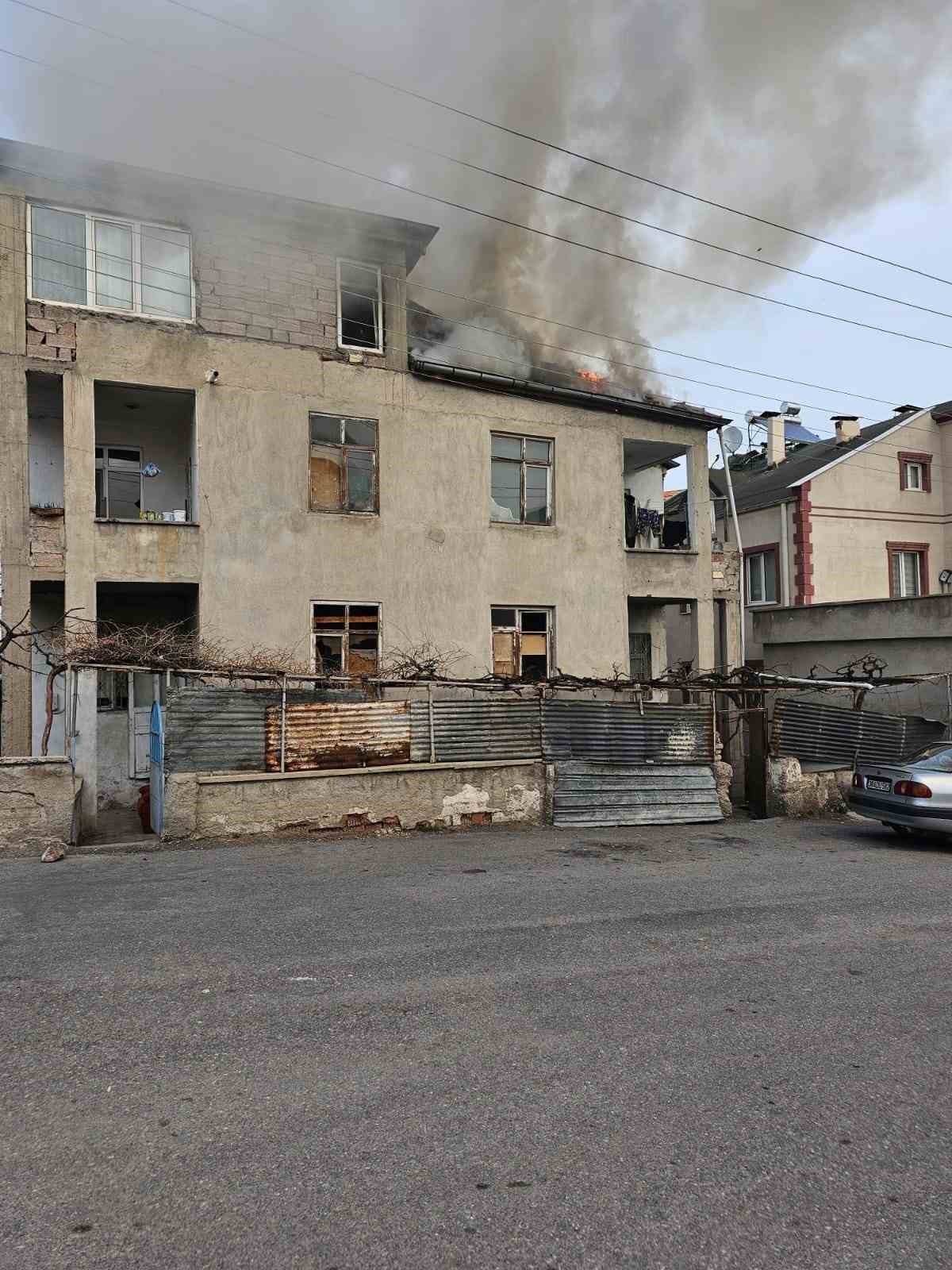 3 katlı ikametin çatı katı yandı: 1 kişi dumandan etkilendi
