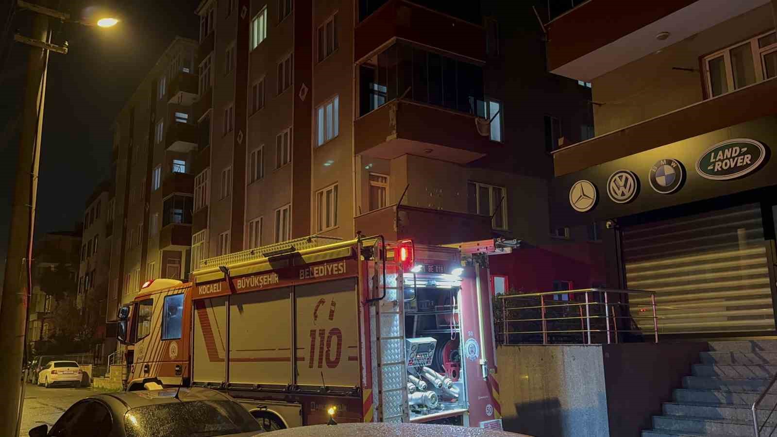 7 katlı apartmanda yangın: Daire alevlere teslim oldu
