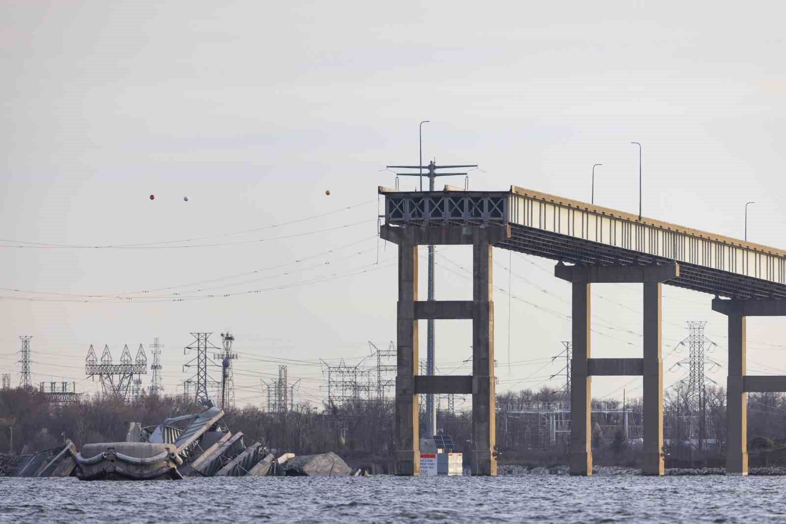 ABD’de köprü yıkılınca nehre düşen 7 kişi aranıyor
