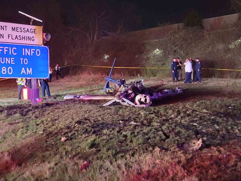 ABD’de küçük uçak otoyolun kenarına düştü: 5 ölü