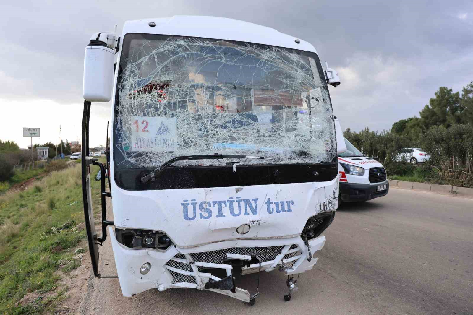 Adana’da otomobil karşı şeride geçip midibüse çarptı: 2 ölü, 14 yaralı

