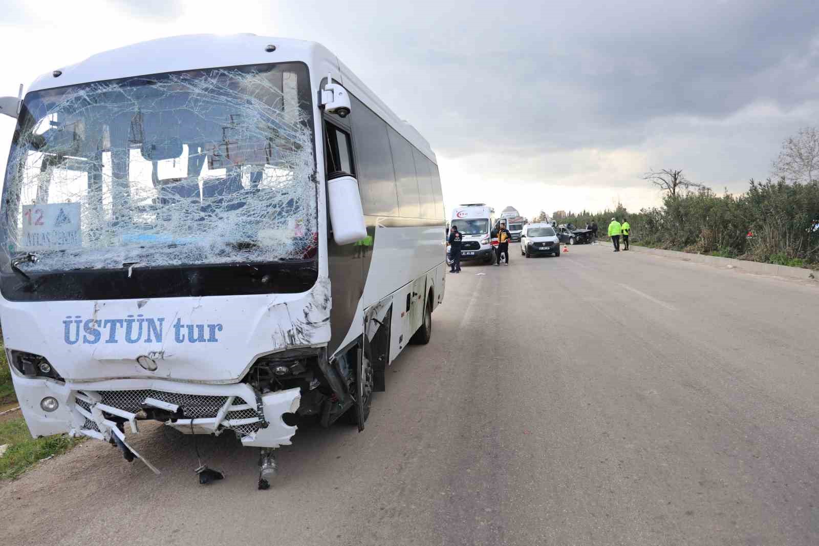 Adana’da otomobil karşı şeride geçip midibüse çarptı: 2 ölü, 14 yaralı
