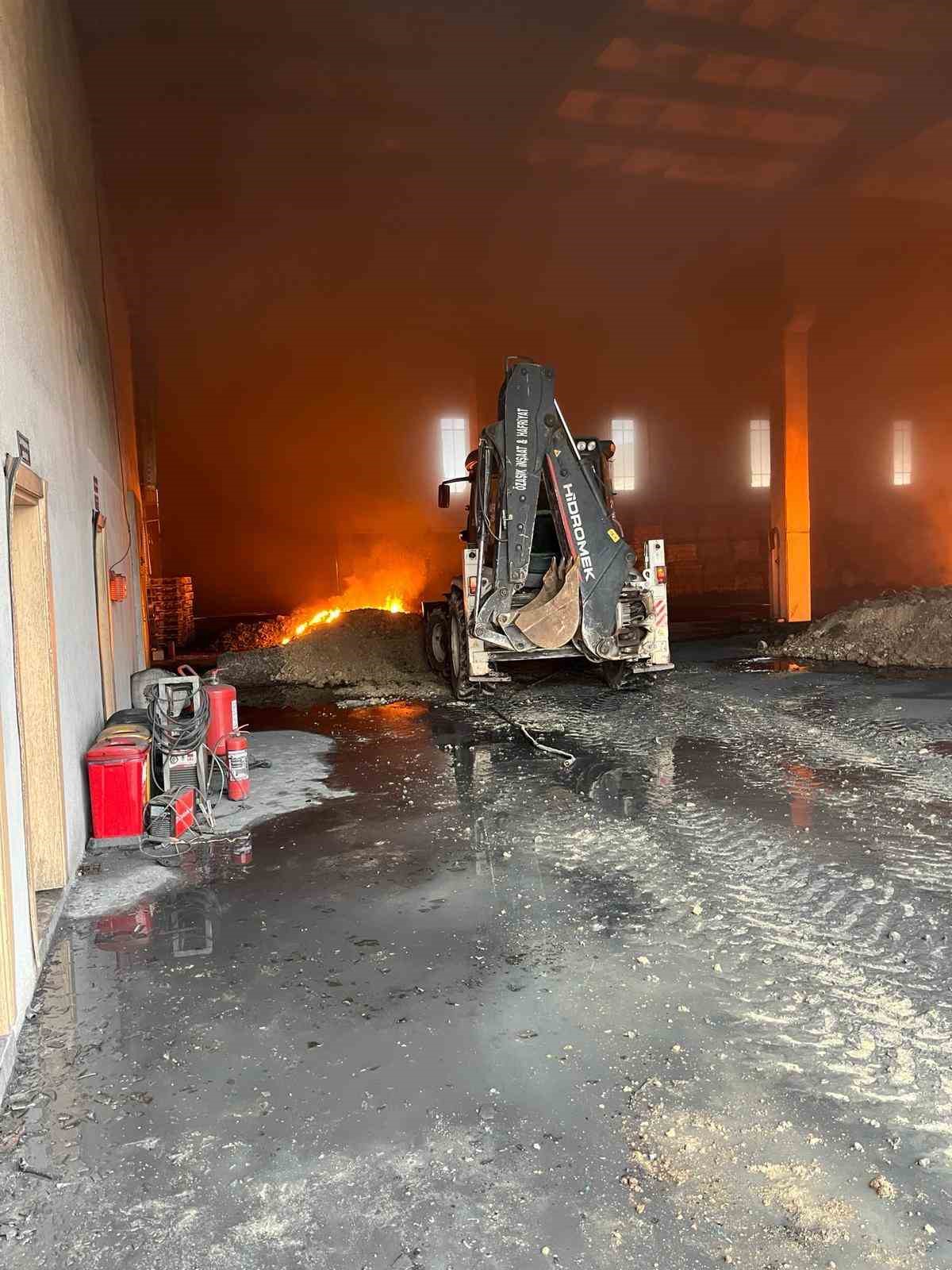 Afyonkarahisar’da fabrikada yangın
