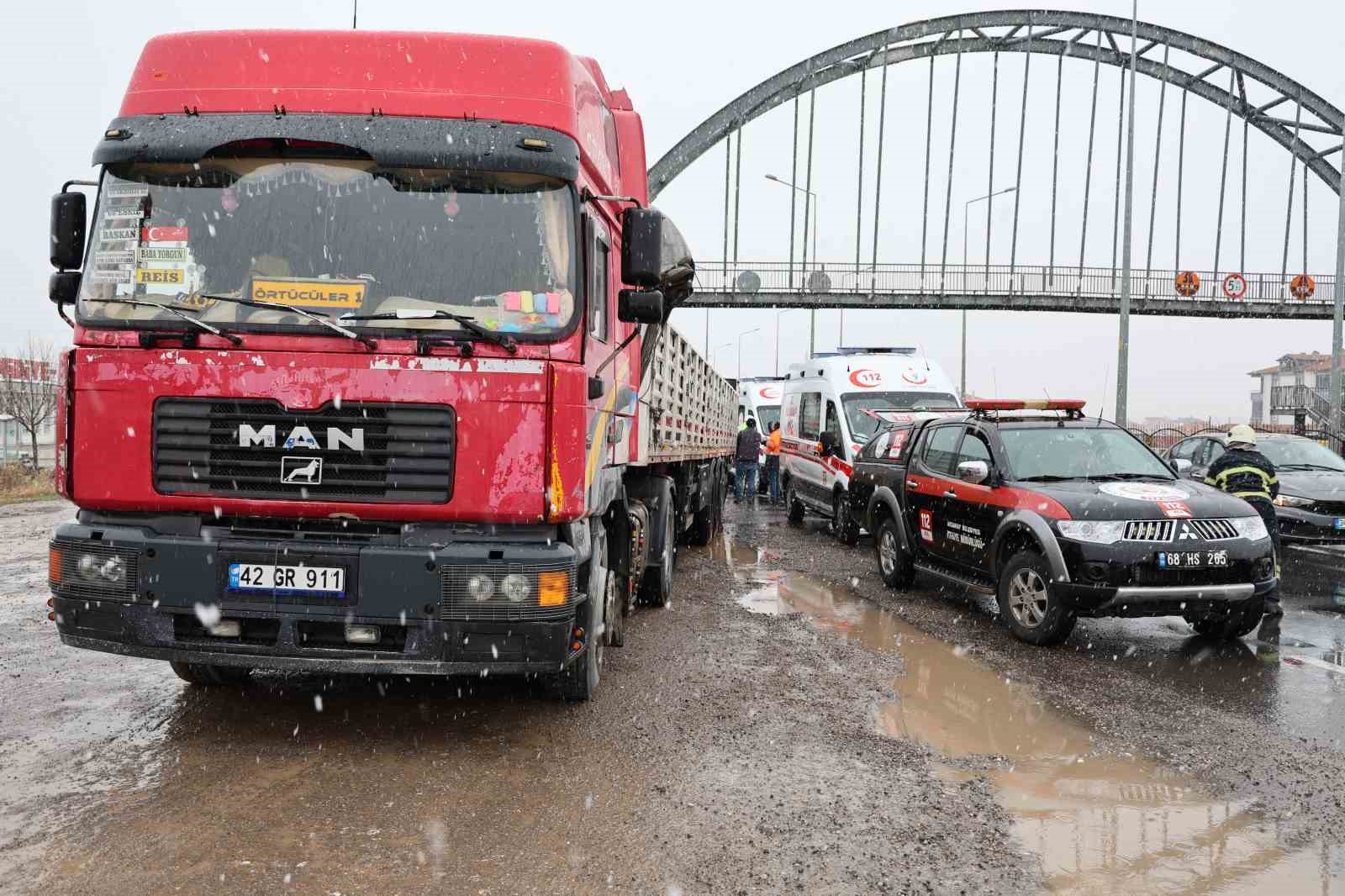 Aksaray’da Taşpınar Belediyesinin kamyoneti tıra arkadan çarptı: 1’i ağır 2 yaralı
